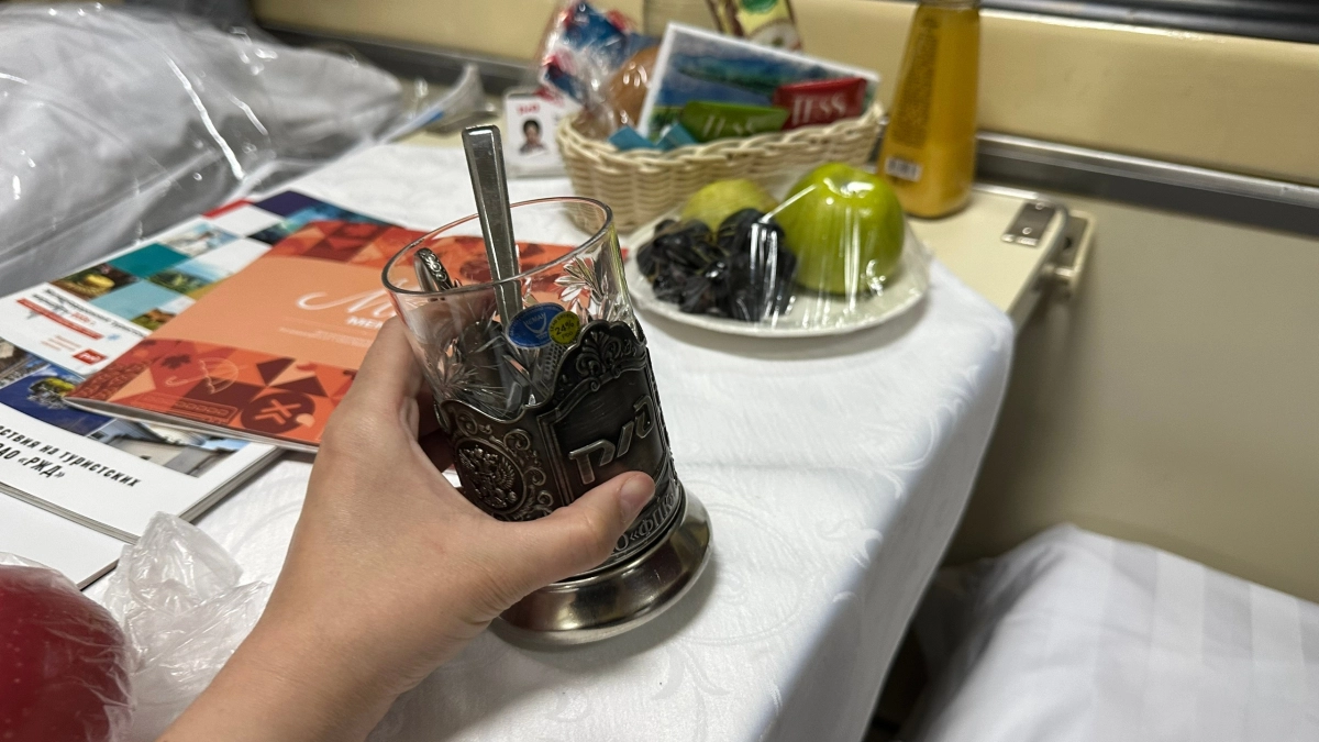 Ехала из Крыма в Питер на поезде РЖД: соседка сверху устроила скандал из-за багажа - но ее странное поведение шокировало еще больше 