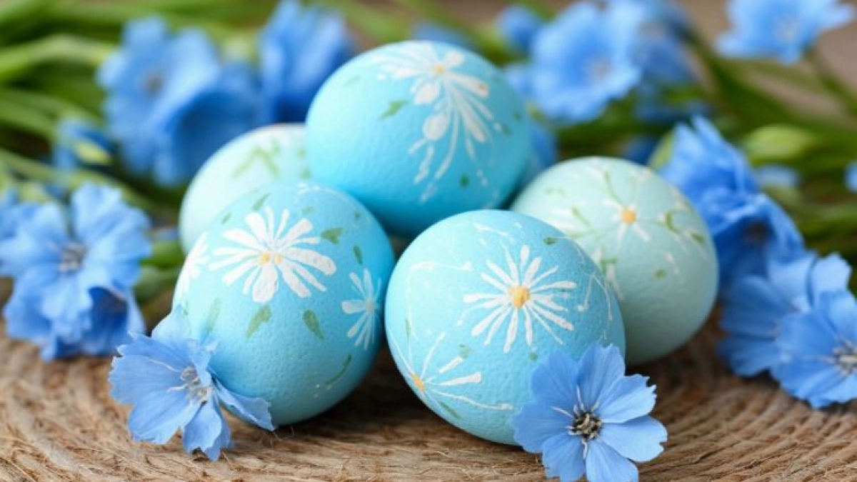 Яйца опускаю в копеечный отвар из 1 ингредиента: крашенки получаются небесно-голубого цвета - теперь луковая шелуха в пролете 