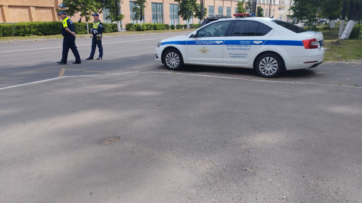 Верховный суд поставил жирную точку: вот почему нельзя объехать остановленный инспектором ГАИ авто через сплошную 