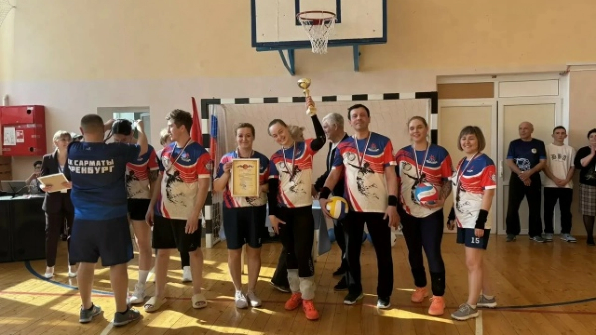 В Оренбурге педагоги разыграли медали на турнире по волейболу