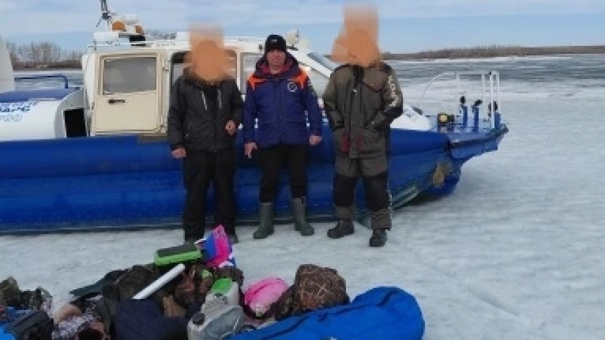 В Оренбуржье спасли двух рыбаков, провалившихся под лед водохранилища