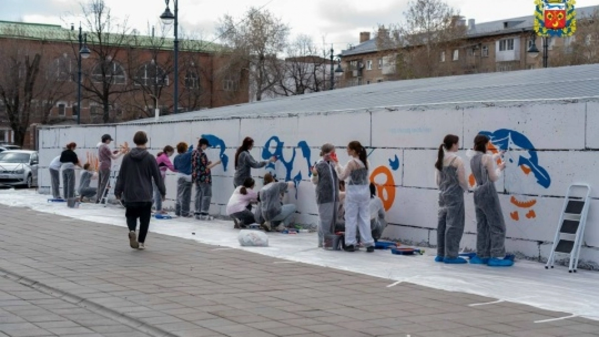 В центре Оренбурга на стене появился новый арт-объект с Колобком