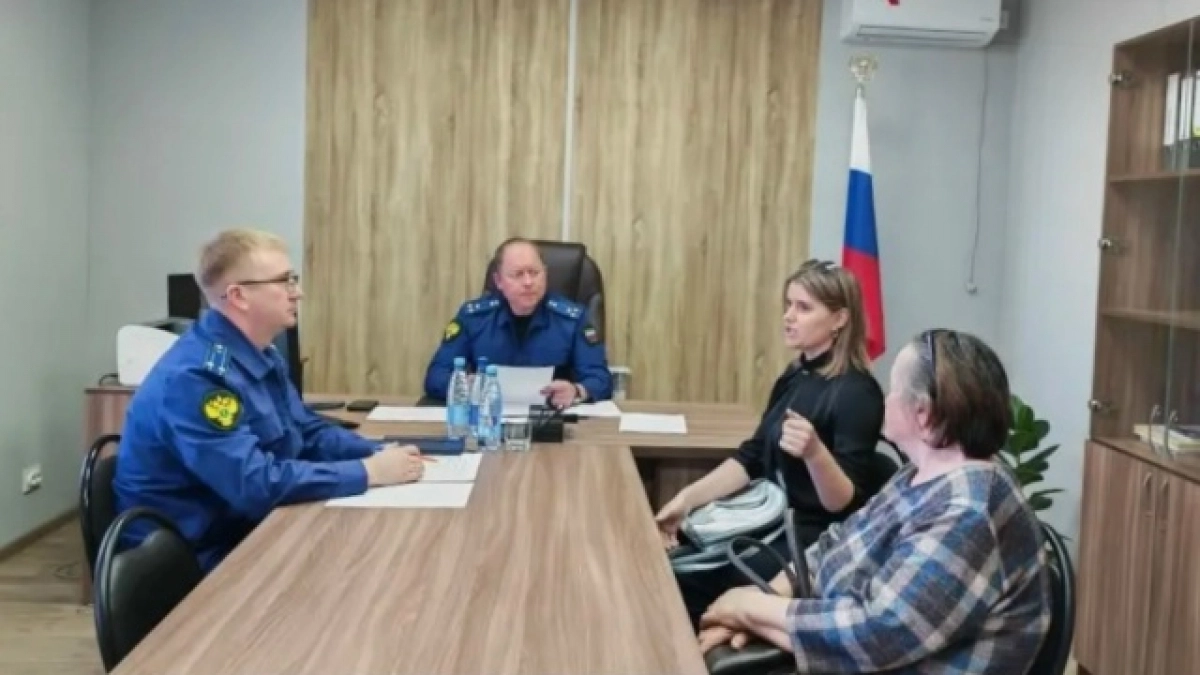 Жители Оренбуржья пожаловались в прокуратуру на дороги, зарплаты и вывоз мусора