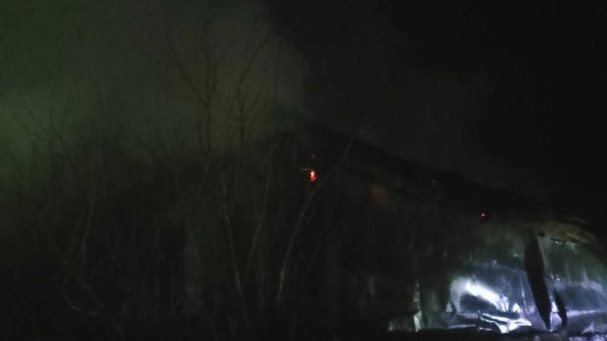 Пожар среди ночи: в селе под Оренбургом сгорел дом