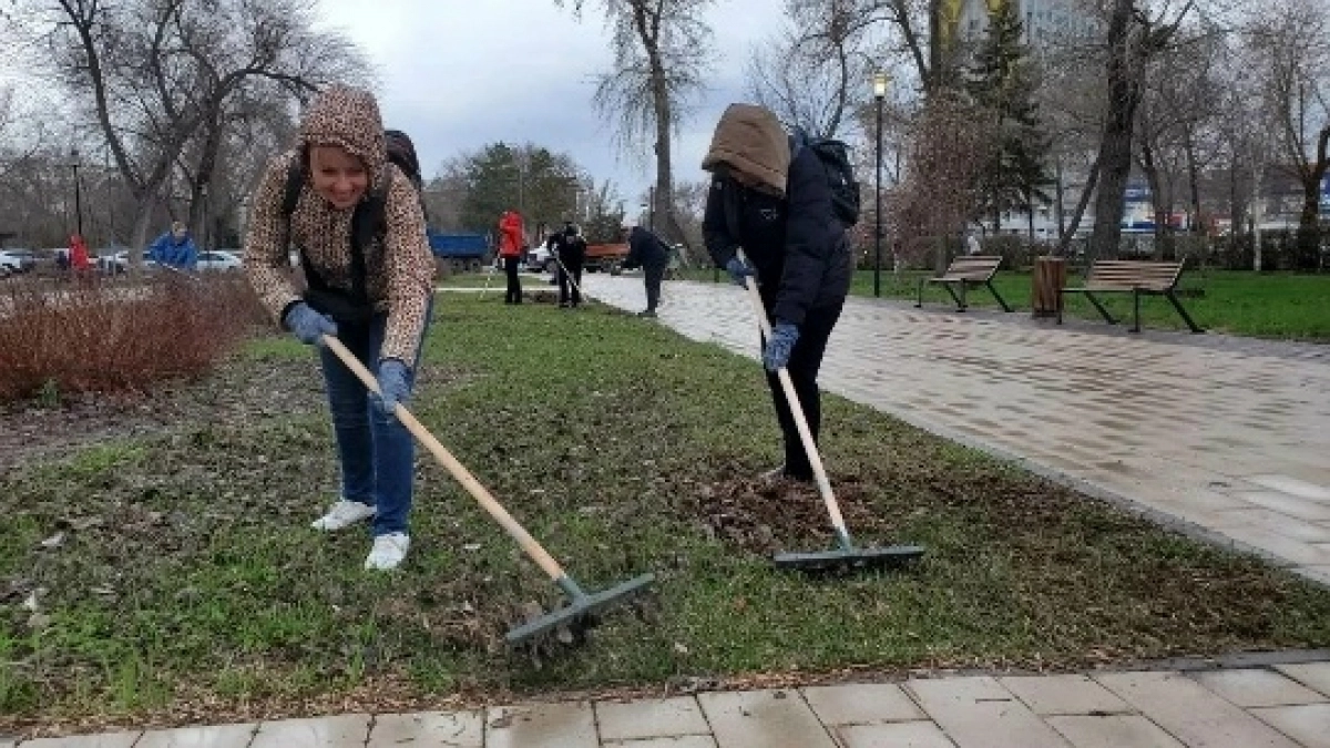 Оренбург вышел на уборку: в городе чистили улицы, парки и газоны