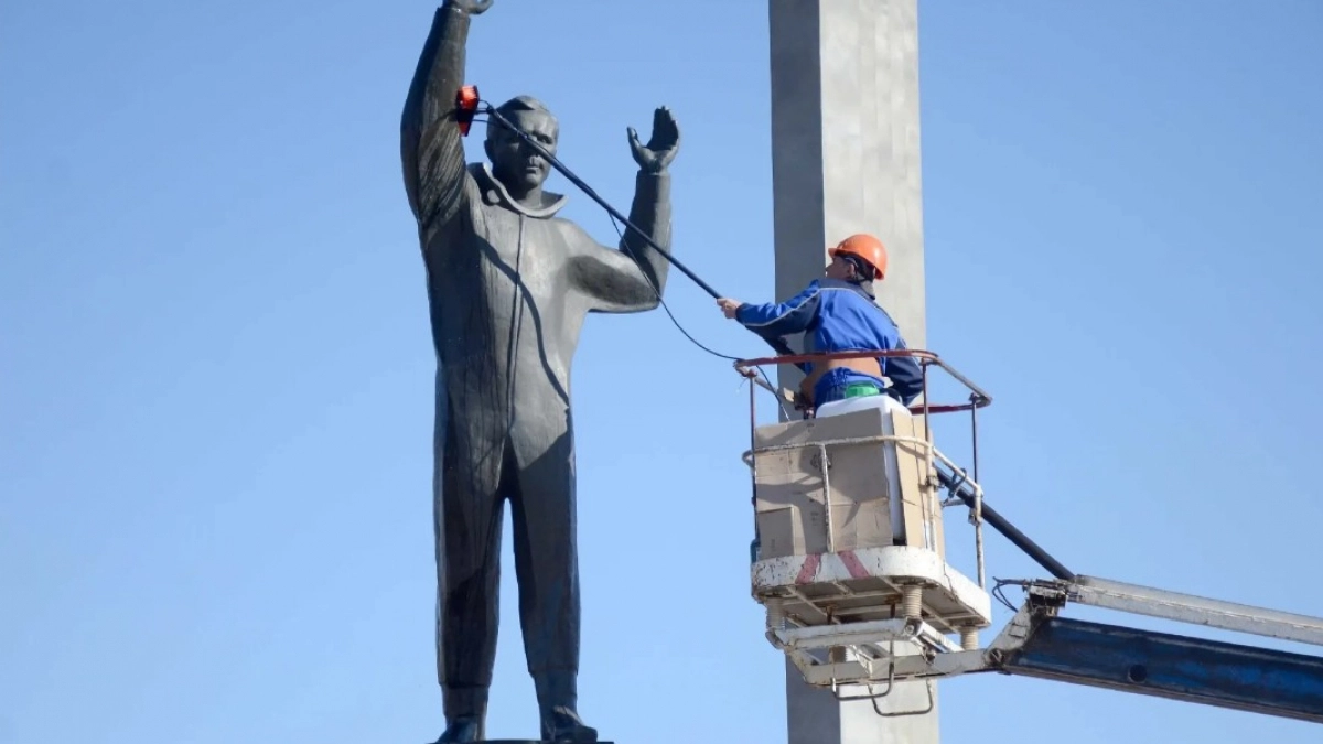 В Оренбурге начали приводить памятники в порядок после зимы