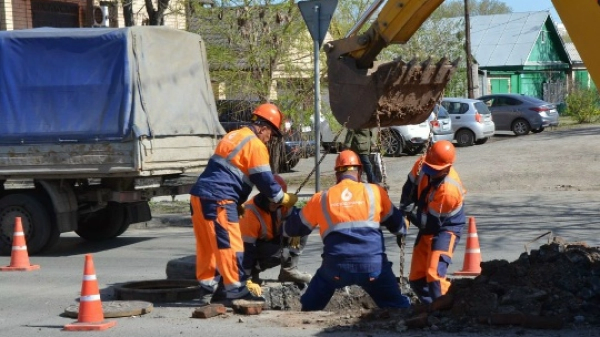В Оренбурге начали ремонт колодцев на центральных улицах
