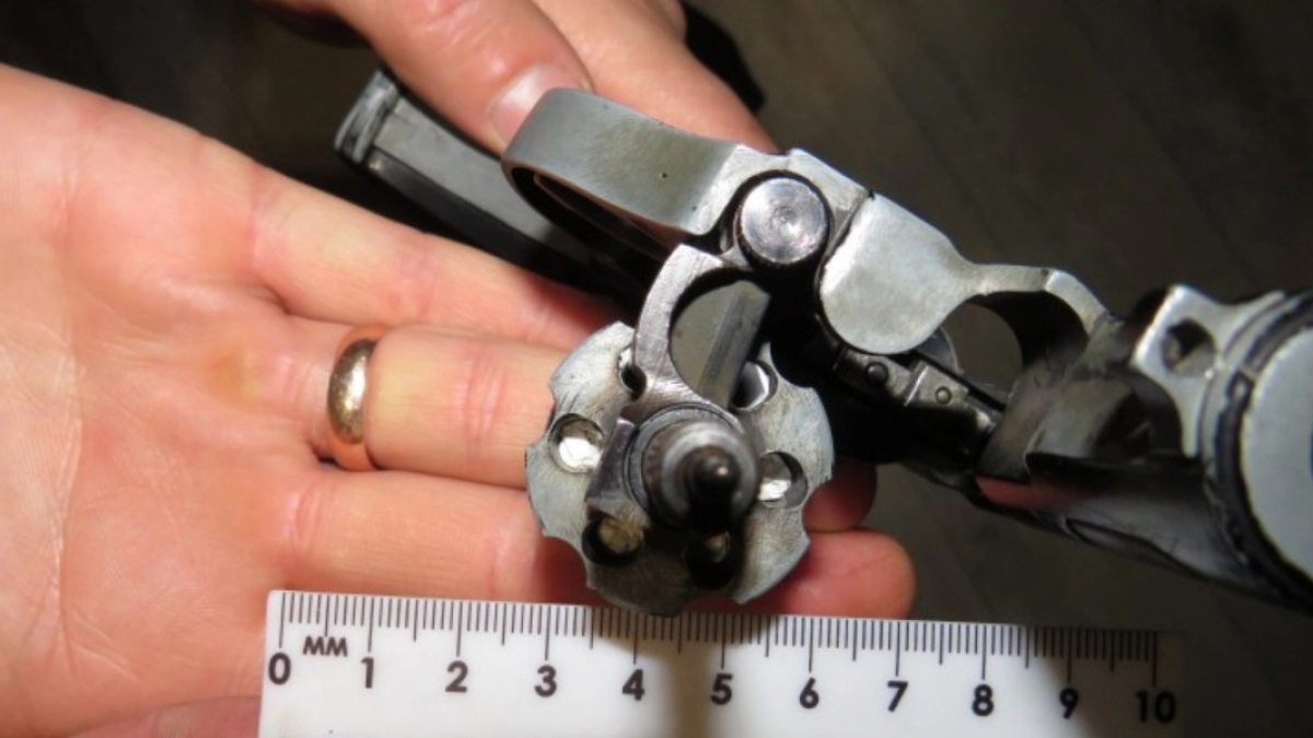 В Кувандыкском районе полицейские нашли в доме местного жителя самодельный револьвер