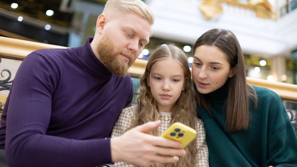 Голосу больше нельзя верить: эксперт о новых рисках для детей в сети