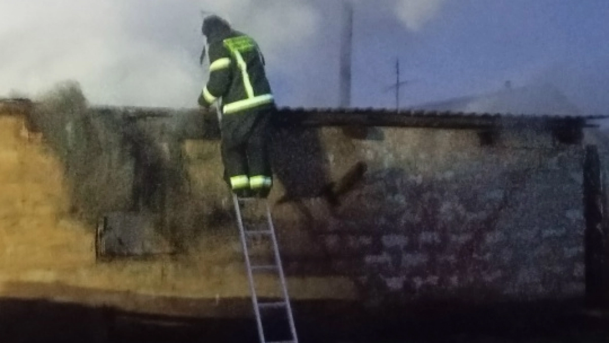 В Сакмарском районе ликвидировали пожар в селе Никольское