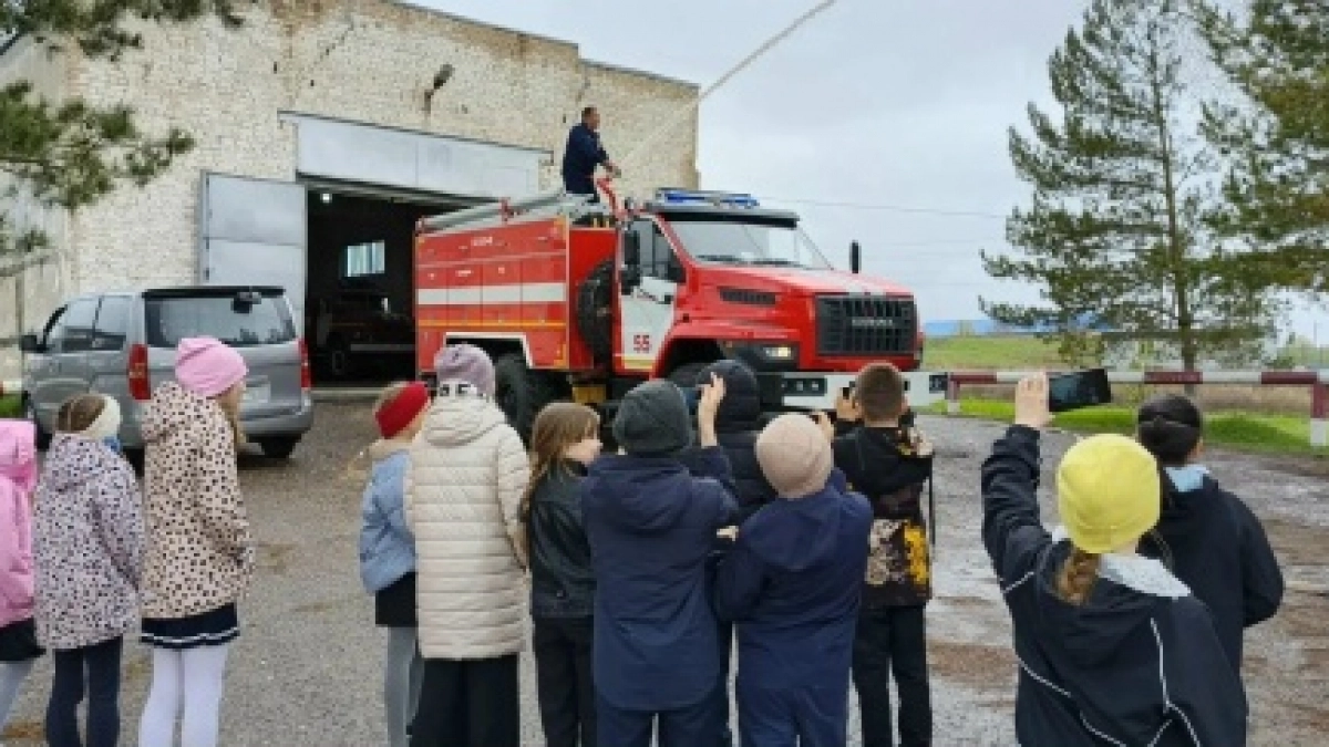 Оренбургские школьники побывали на экскурсии в пожарной части