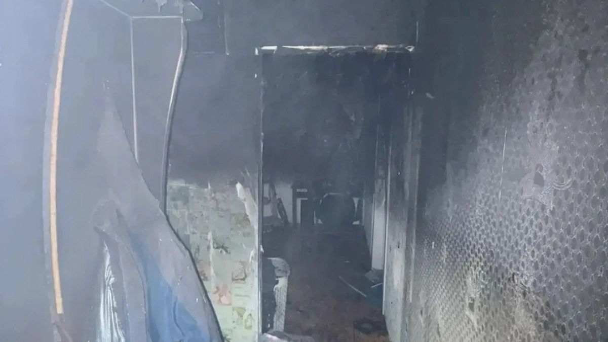 В Орске пожарные спасли восемь человек из задымлённого подъезда