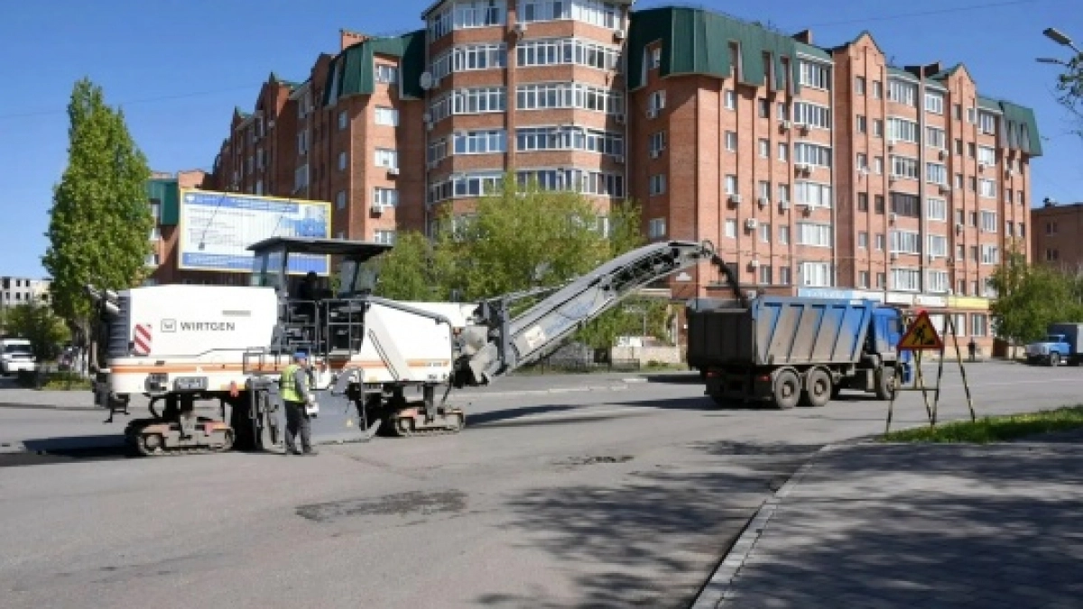В Оренбурге ремонтируют дороги сразу на нескольких участках