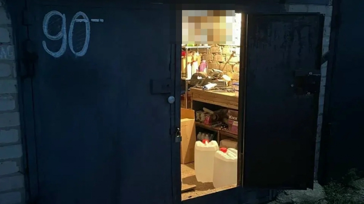 В Оренбурге у мужчины изъяли более 500 бутылок контрафактного алкоголя