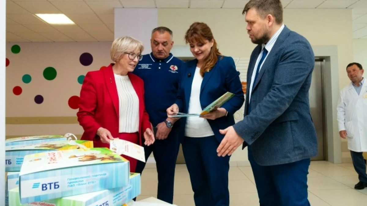 В Оренбуржье мамам новорожденных начали вручать подарочные наборы