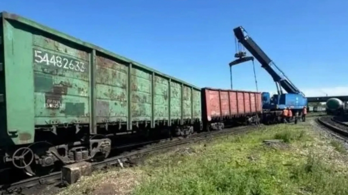В Оренбургской области организована проверка по факту схода двух груженых полувагонов