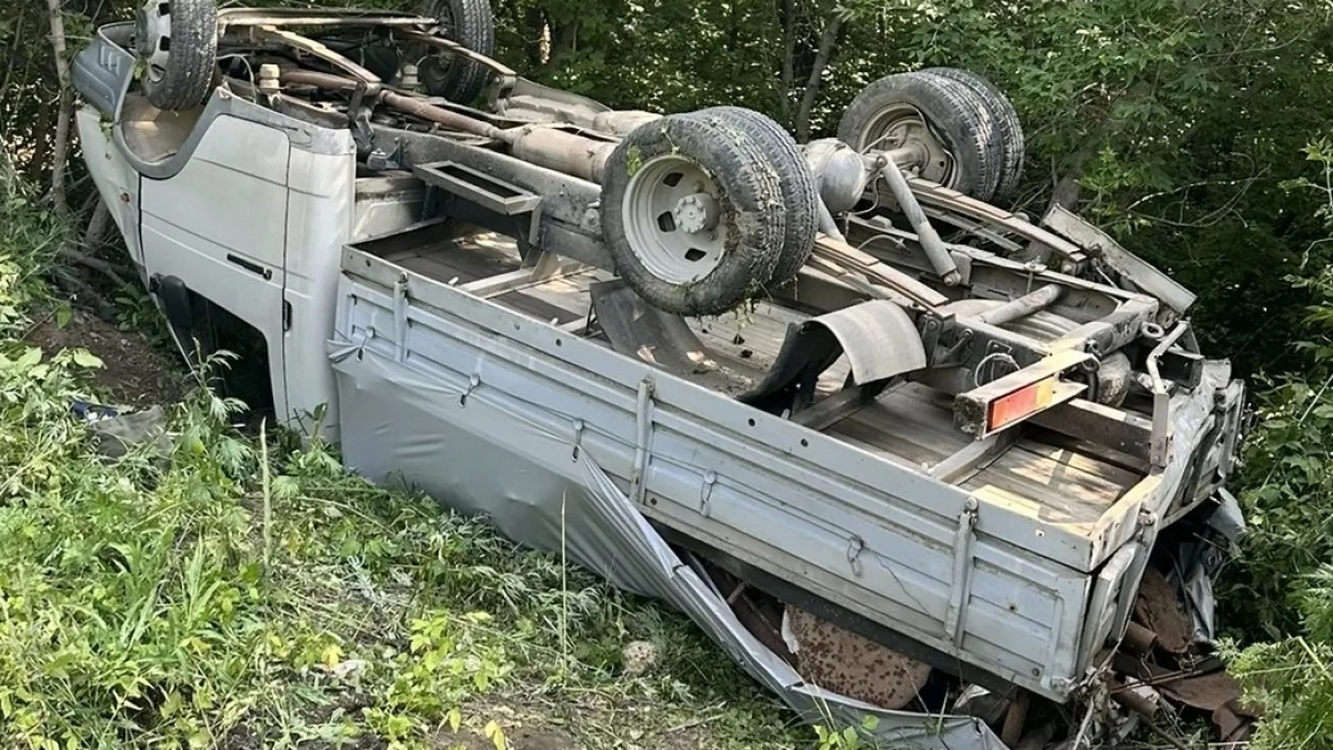 В Орске после ДТП на дамбе госпитализировали водителя грузовика