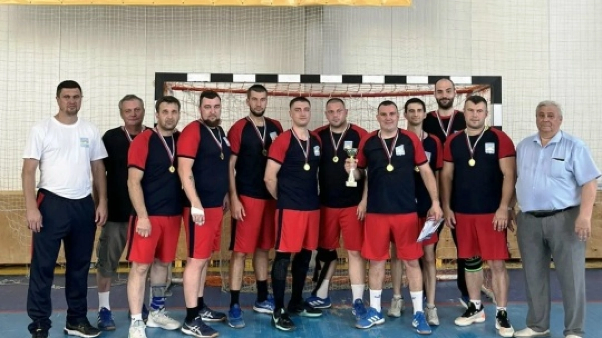 Гандболисты Оренбургского района обыграли саракташскую команду в финале