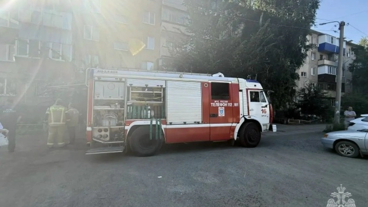 В Орске на пожаре в пятиэтажном доме спасли мужчину