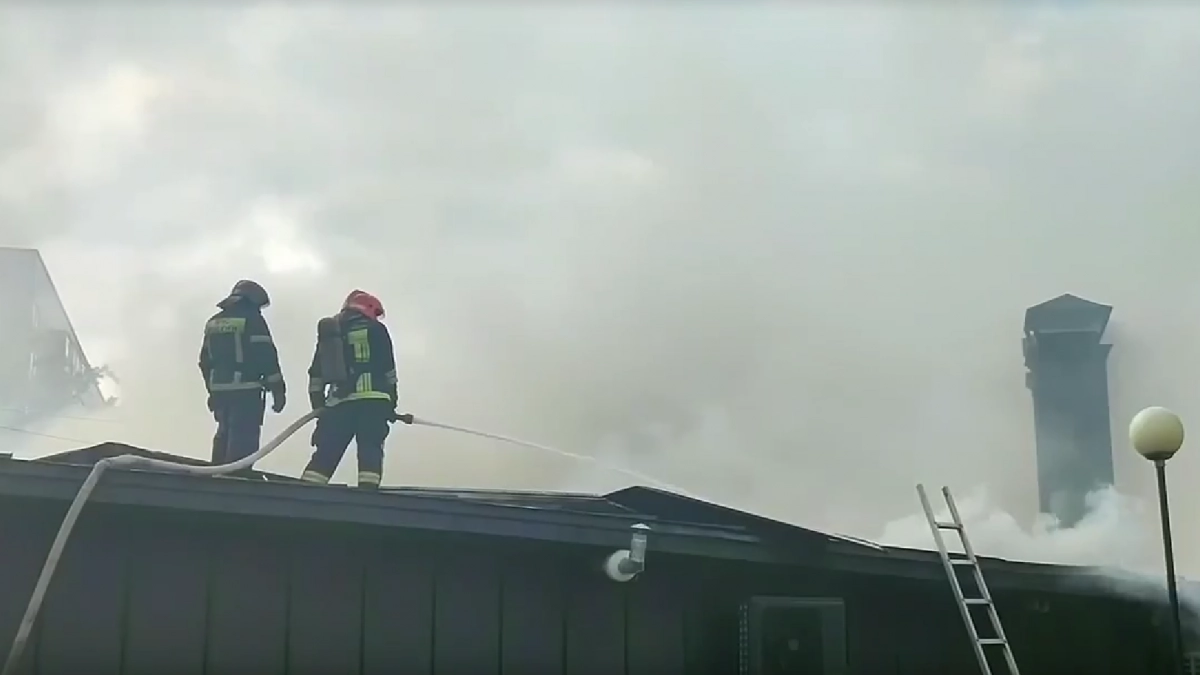 В Оренбурге пожарные локализовали возгорание кровли кафе на проспекте Гагарина