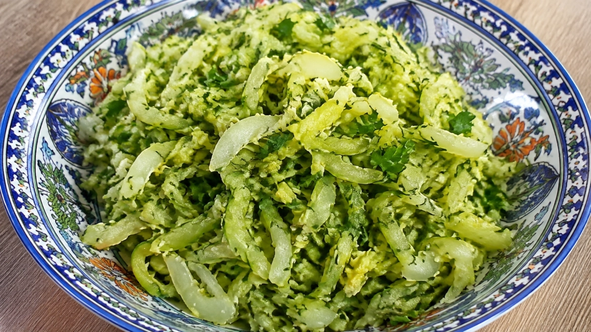 Жареные огурцы с луком и яйцом – настоящий хит этого лета: словно оказался в баварском кафе