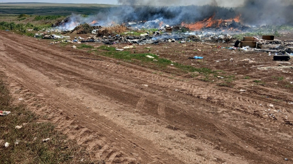 В поселке Горный потушили пожар на полигоне твердых бытовых отходов
