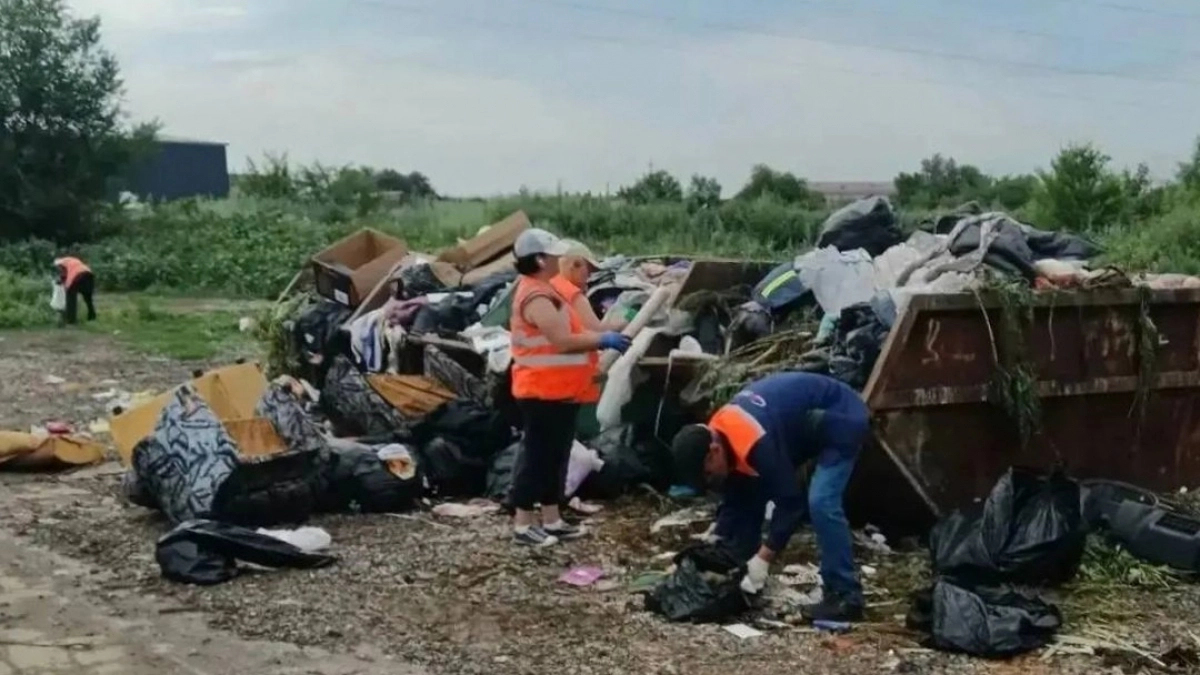 В Новотроицке продолжают убирать несанкционированные свалки
