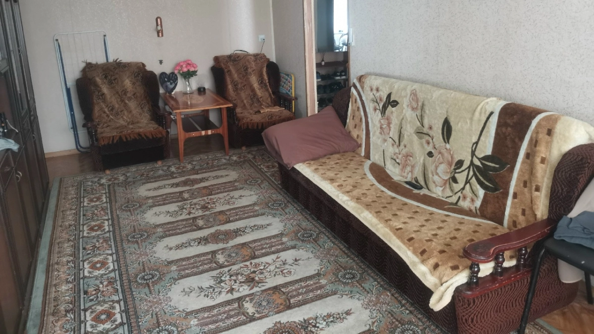 Ставить диван у стены — прошлый век: 4 дизайнерских приема для удобной гостиной — интерьер хорошеет и выглядит дороже