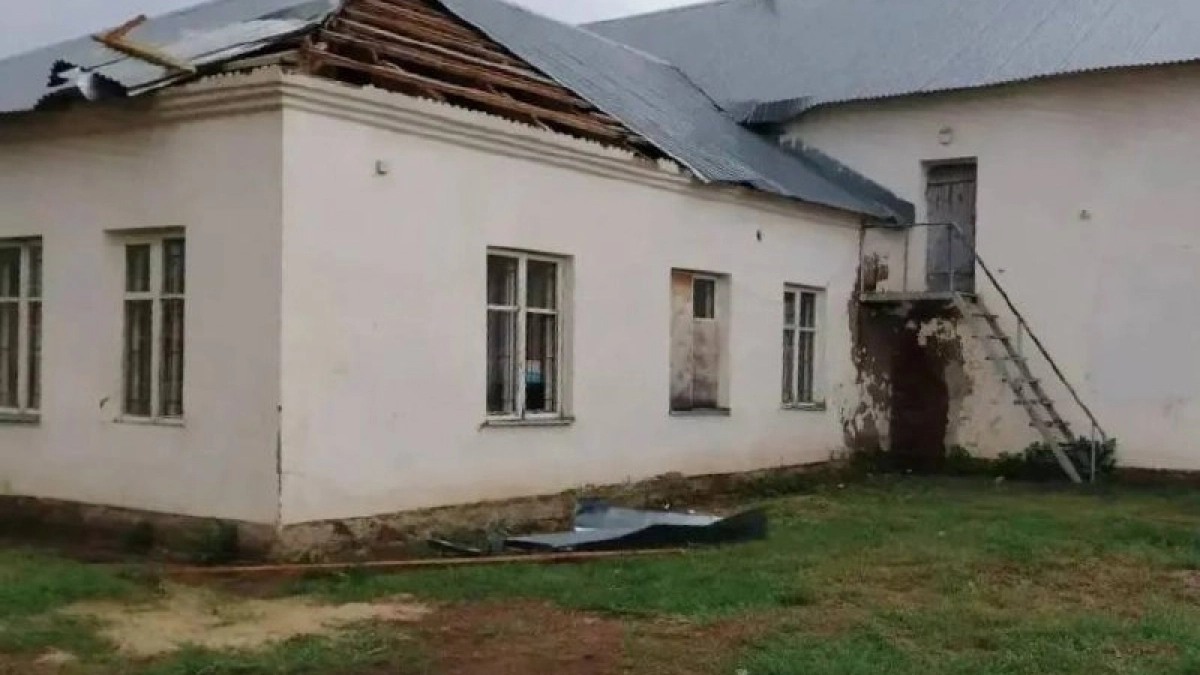 В Бузулукском районе после урагана восстанавливают электроснабжение