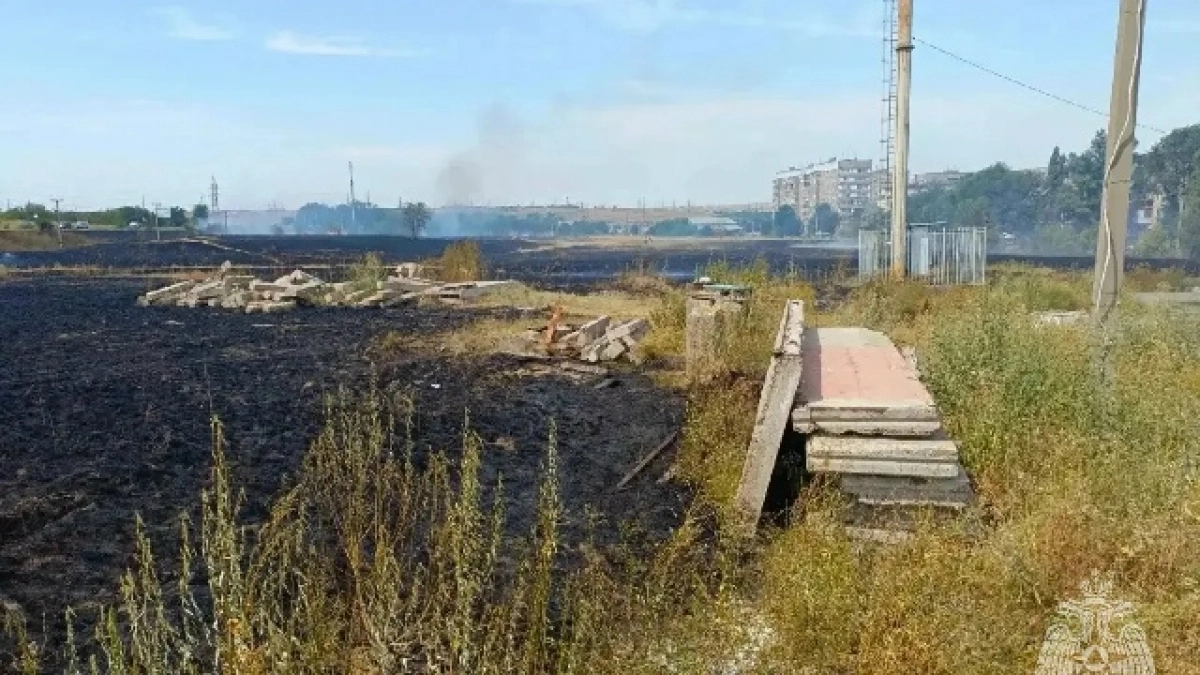 В Орске потушили ландшафтный пожар площадью 100 гектаров