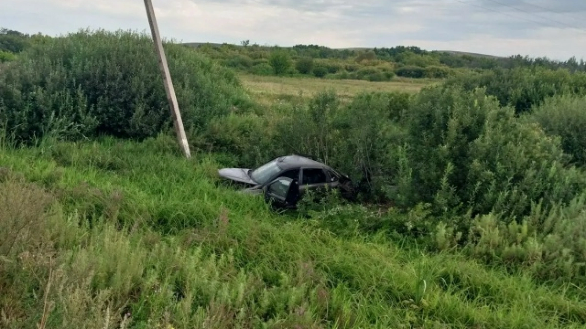 В Оренбуржье водитель пострадал после съезда автомобиля в кювет