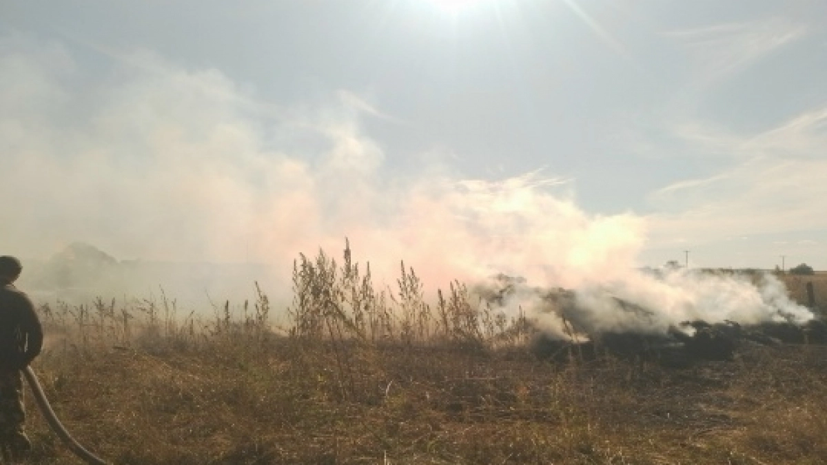 В Оренбургском районе больше суток тушили загоревшийся стог сена