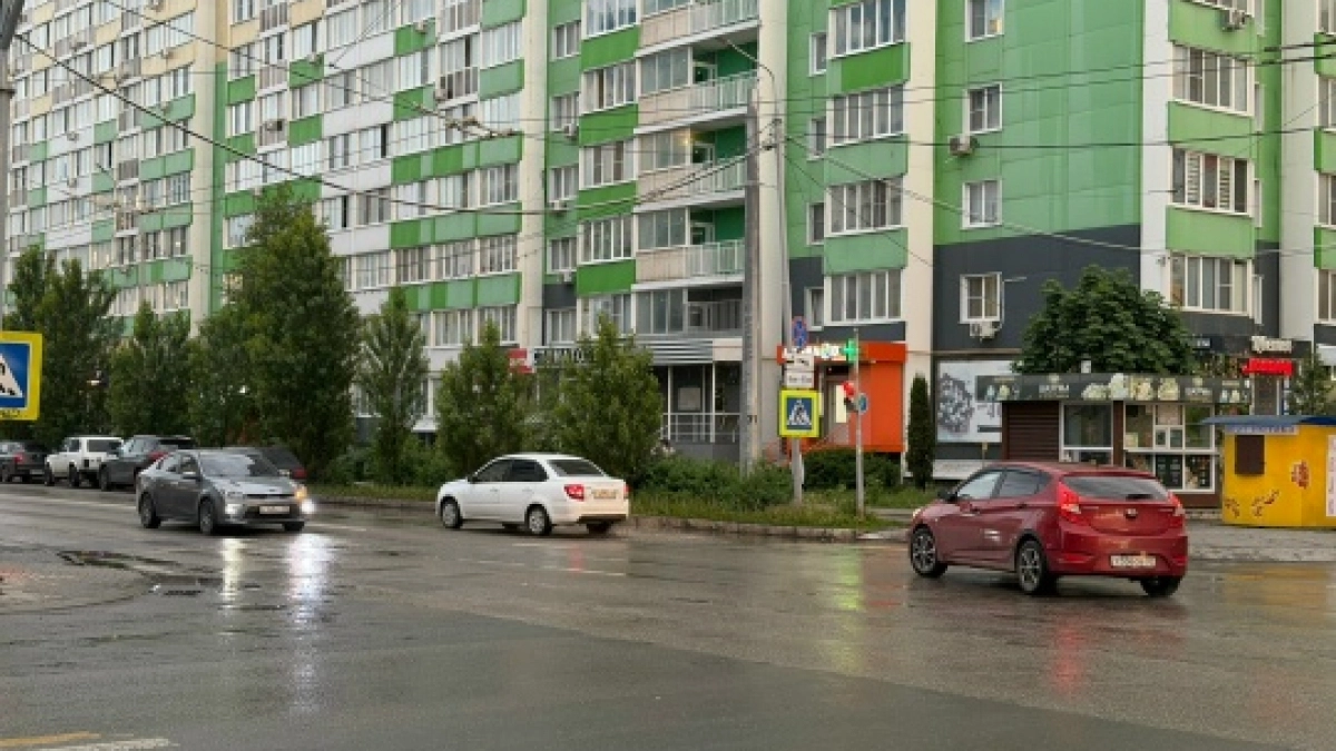 В Домбаровском районе водитель ВАЗа врезался в дерево, пострадали два человека