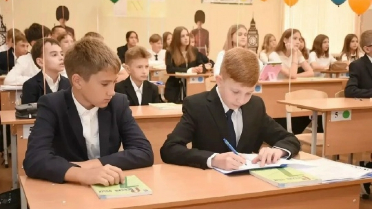В Оренбурге 1 сентября за парты сели более 76 тысяч школьников