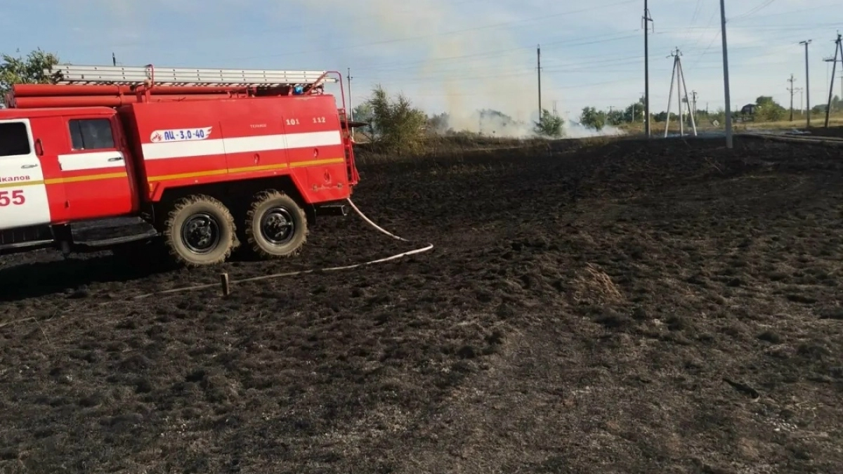 В Оренбургском районе потушили пожар возле СНТ «Ивановское»