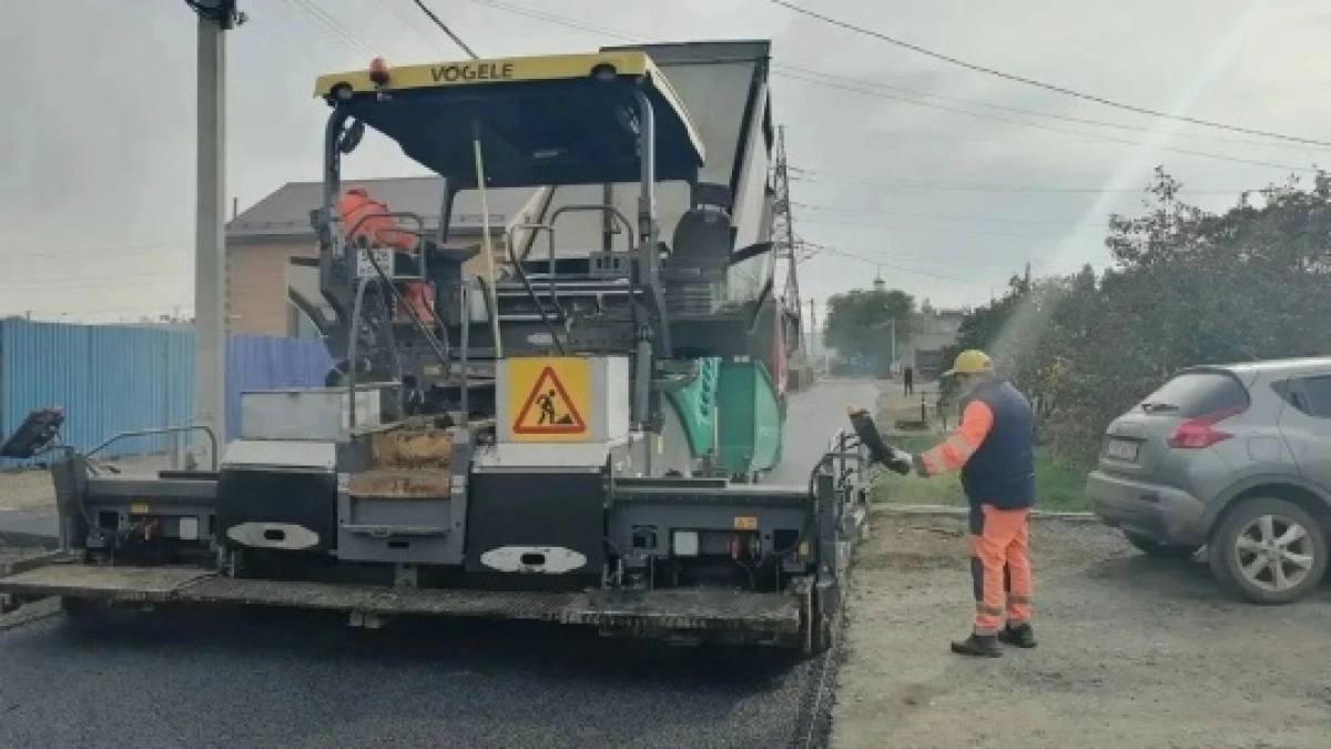 В Оренбурге на улице Гастелло завершили укладку верхнего слоя асфальта