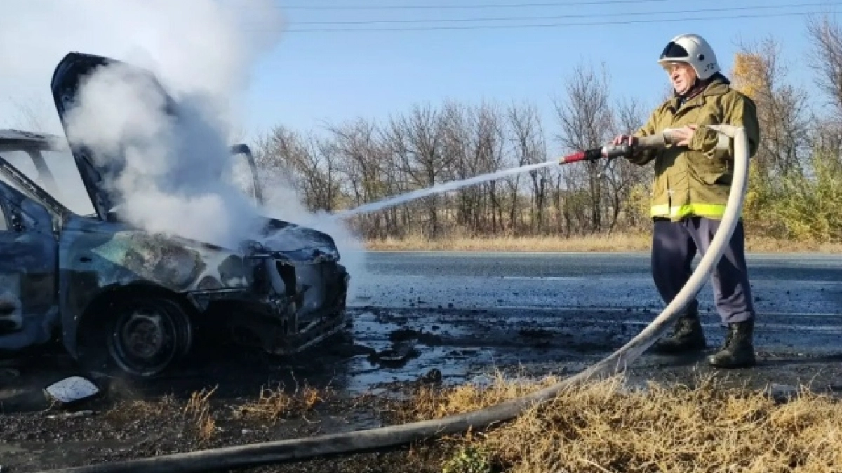 На трассе Оренбург - Илек загорелся автомобиль «Лада Калина»