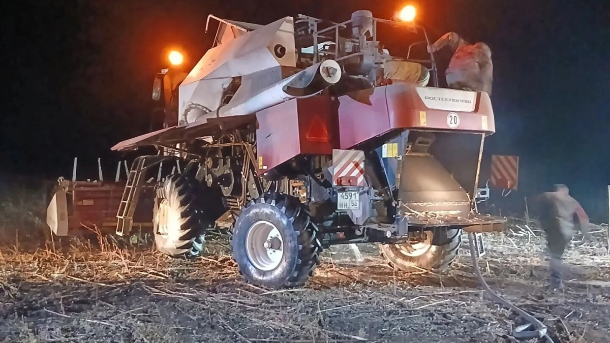 В Сакмарском районе во время полевых работ загорелся комбайн