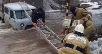 В Сорочинске водитель «УАЗа» едва не утонул в бурном потоке