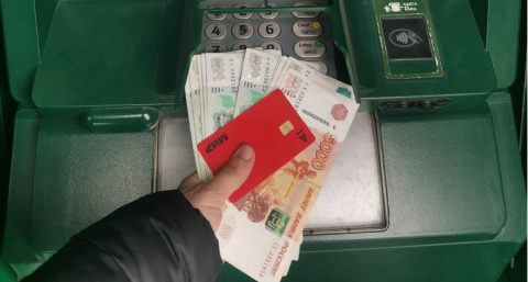 Уже с сегодняшнего дня: Сбербанк обратился ко всем, кто оставляет деньги на банковской карте