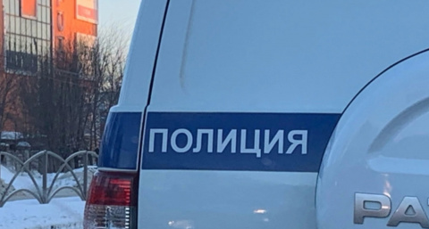 В Шарлыкском районе мужчина угрожал девушке ножом и топором
